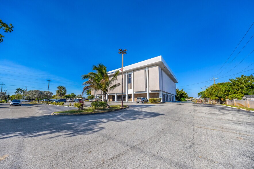 More Photos Of 3661 W Oakland Park Blvd, Lauderdale Lakes Office For Sale