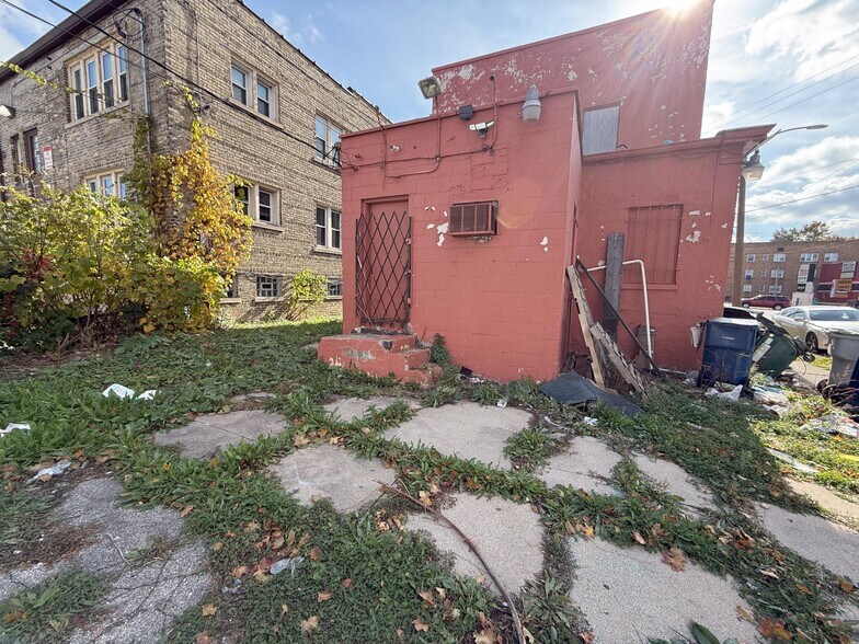More Photos Of 1932 W Capitol Dr, Milwaukee General Retail For Sale