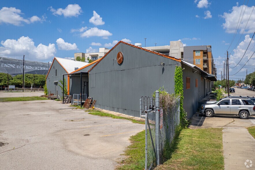 More Photos Of 815 Emancipation Ave, Houston Industrial For Sale