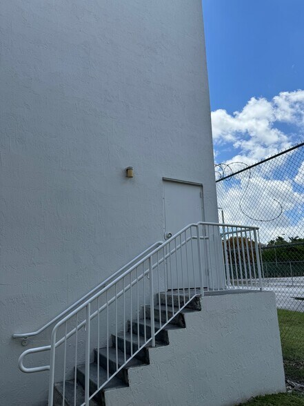 More Photos Of 2100 Nw 102nd Pl, Doral Warehouse For Lease