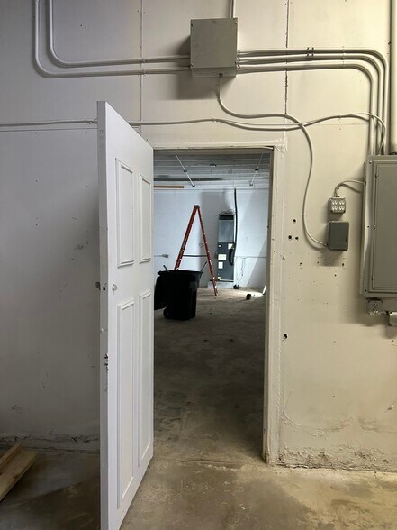 More Photos Of 398 Auburn Rd, Pontiac Warehouse For Lease