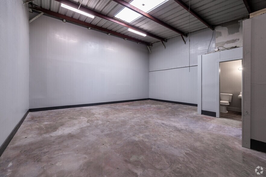 More Photos Of 7676 N I-45, Houston Unknown For Lease