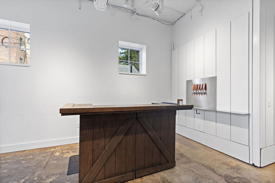 More Photos Of 17 E Brickel St, Columbus General Retail For Sale