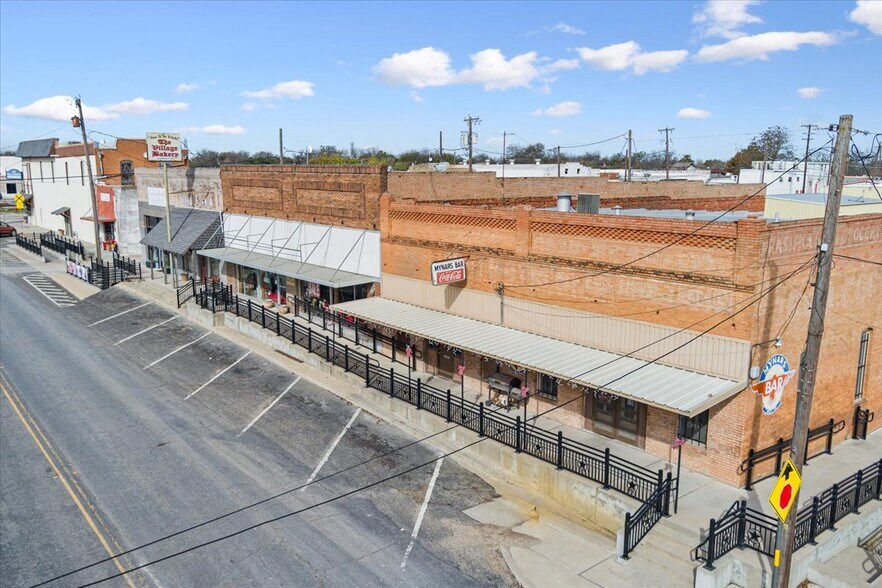 More Photos Of 121 E Oak St, West Sports And Entertainment For Sale