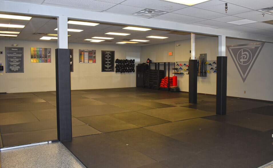 More Photos Of 820 Fesslers Pky, Nashville Light Distribution For Lease