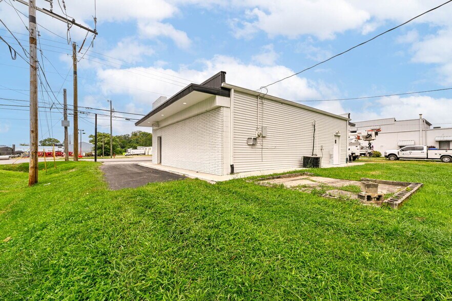More Photos Of 3455 Shelby St, Indianapolis Office For Sale