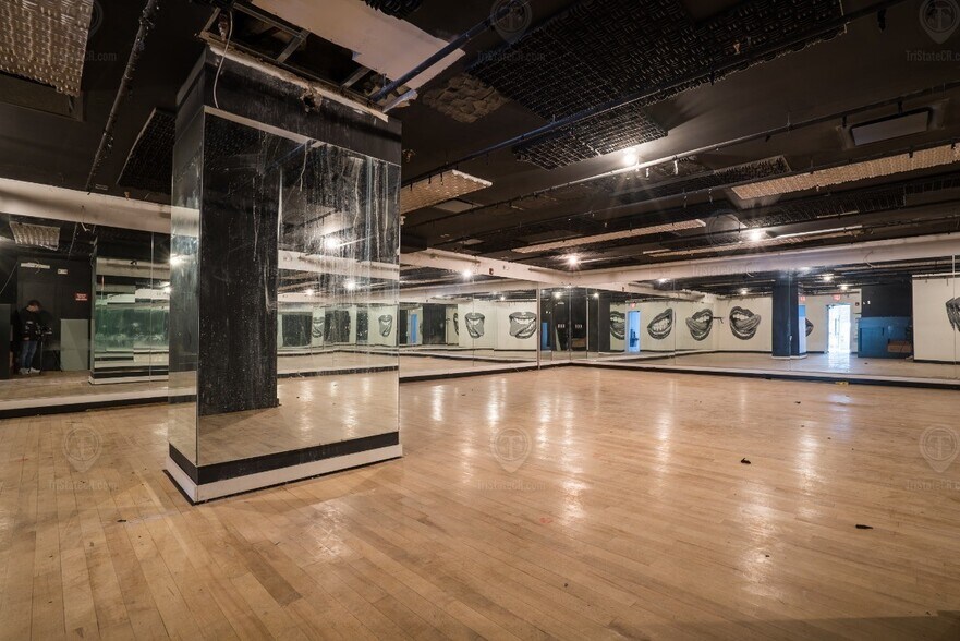 More Photos Of 200 Central Park S, New York Multifamily For Sale