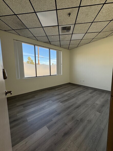 More Photos Of 801 N Lake St, Burbank Warehouse For Lease