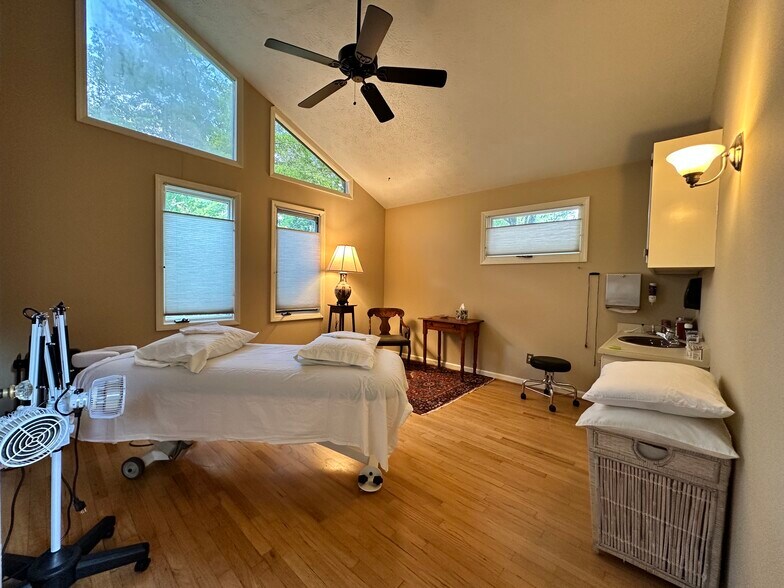More Photos Of 2080 Prince Ave, Athens Medical For Lease
