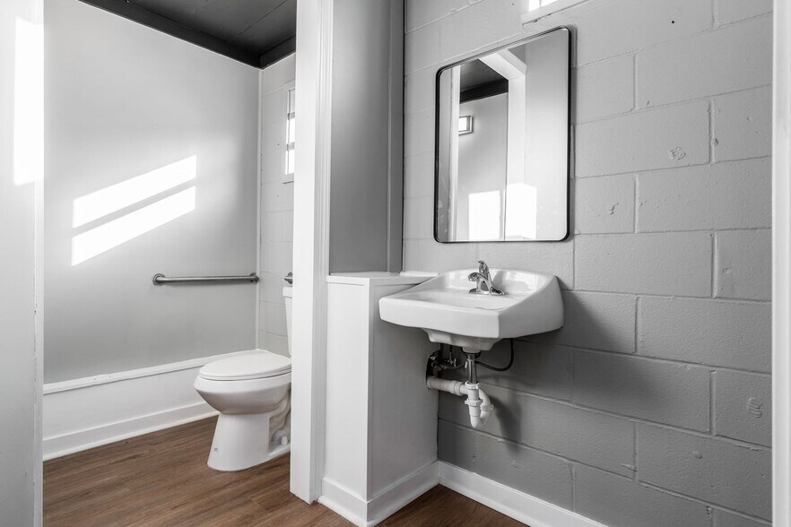 More Photos Of 984 High St, Harrisburg Restaurant For Sale