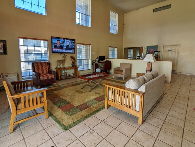 More Photos Of 207 US Highway 77 S, Hallettsville Hotel For Sale