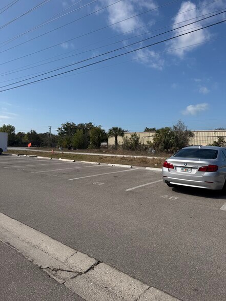 More Photos Of 4755 Mercantile Ave, Naples Unknown For Lease