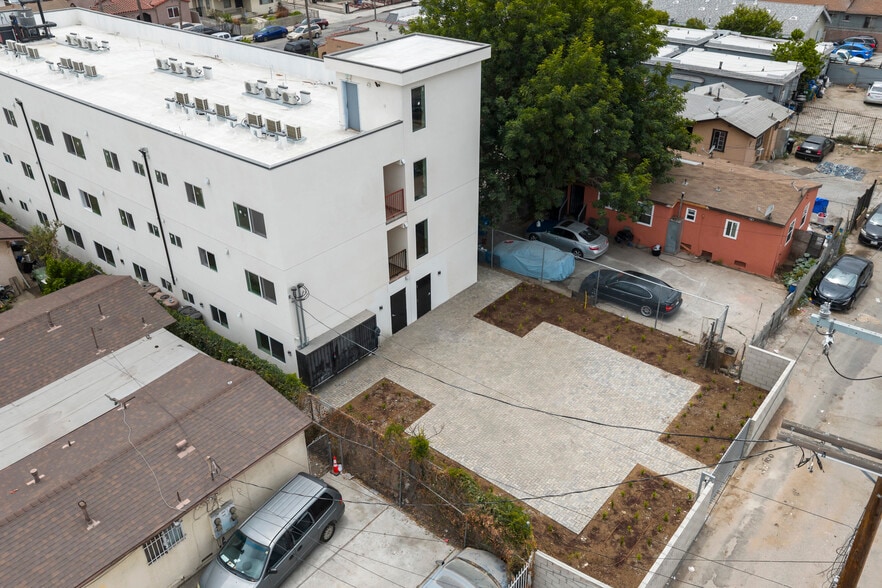 More Photos Of 833 W 84th St, Los Angeles Apartments For Sale