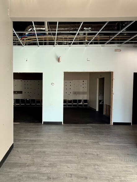 More Photos Of 7811 McKnight Rd, Pittsburgh Freestanding For Lease