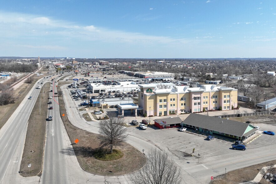 More Photos Of 774 S Lynn Riggs Blvd, Claremore Hotel For Sale