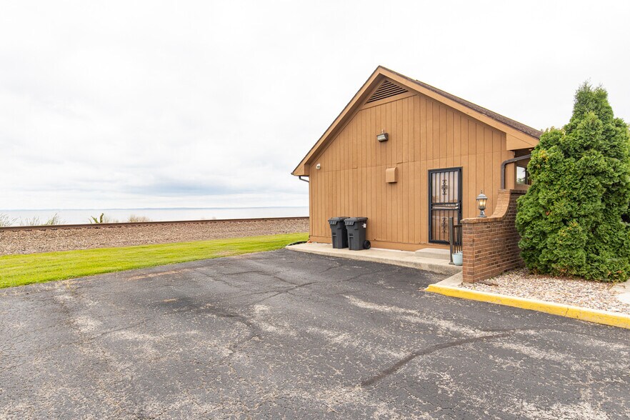 More Photos Of 1650 S Main St, Oshkosh Office For Sale