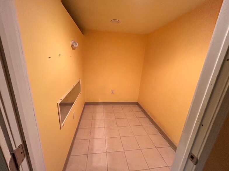 More Photos Of 669 E 185th St, Euclid General Retail For Sale