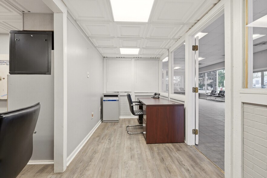 More Photos Of 702 Charles St, Galion Auto Dealership For Sale