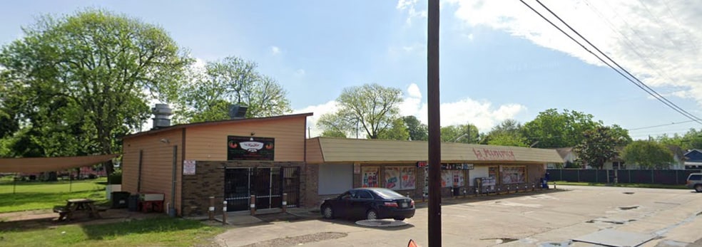 Primary Photo Of 2400 Kentucky St, Baytown General Retail For Sale