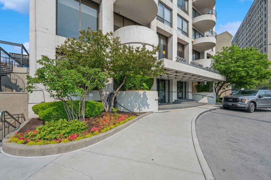 More Photos Of 2020 N Lincoln Park West, Chicago Apartments For Sale