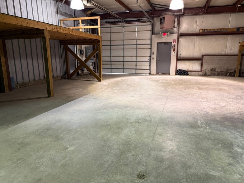 More Photos Of 327 Ashland Rd, Mansfield Showroom For Lease