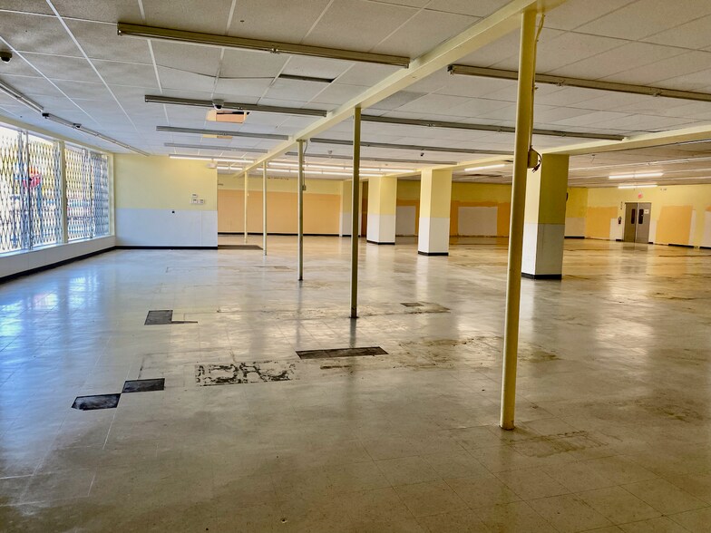 More Photos Of 5101 W Division St, Chicago Storefront For Lease
