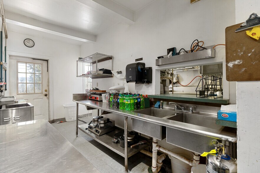 More Photos Of 13 Park Ave, Hadley Restaurant For Sale