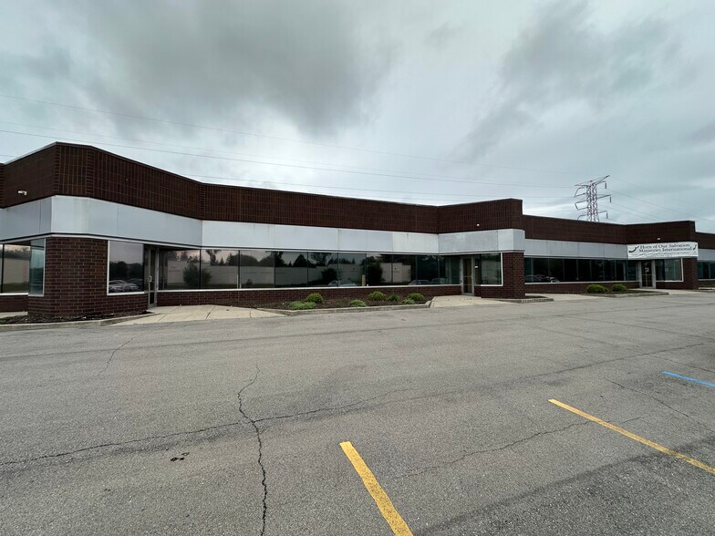 More Photos Of 336 Washington Pointe Dr, Indianapolis Office For Lease