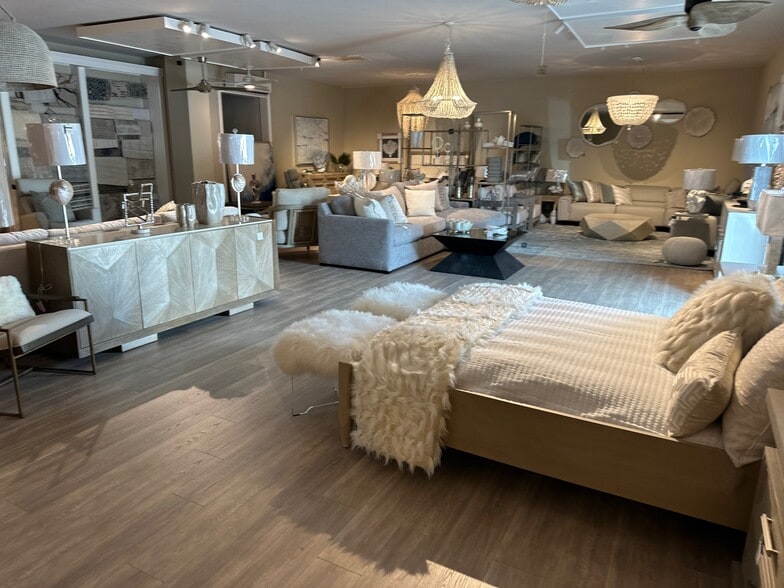 More Photos Of 4441 S Tamiami Trl, Sarasota Freestanding For Lease