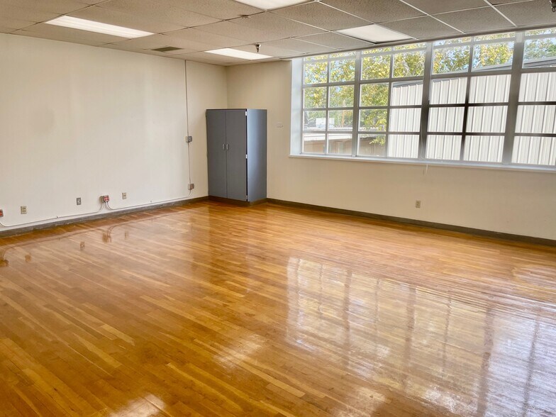 More Photos Of 216 E College St, Seguin Flex For Sale