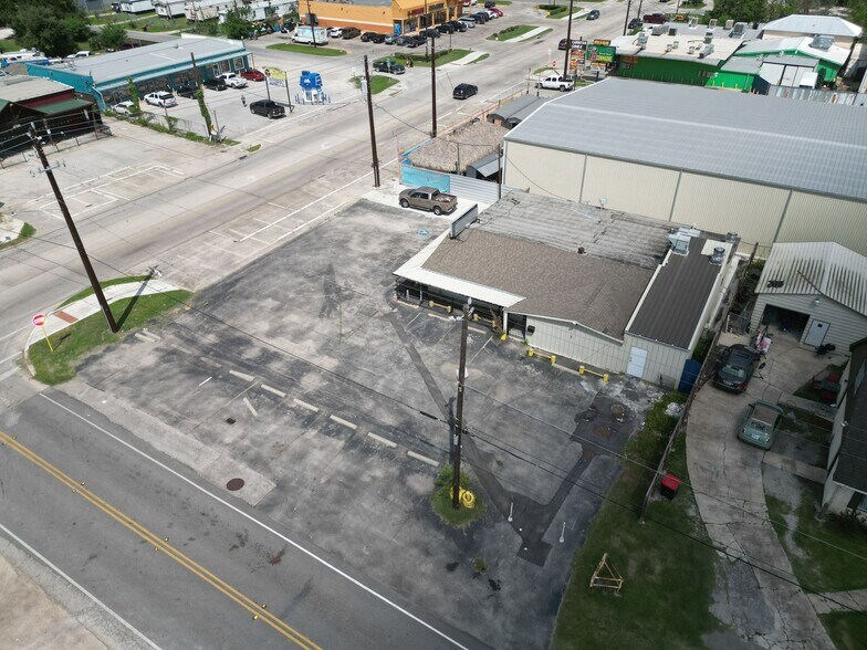 More Photos Of 711 Freeport St, Houston Bar For Sale