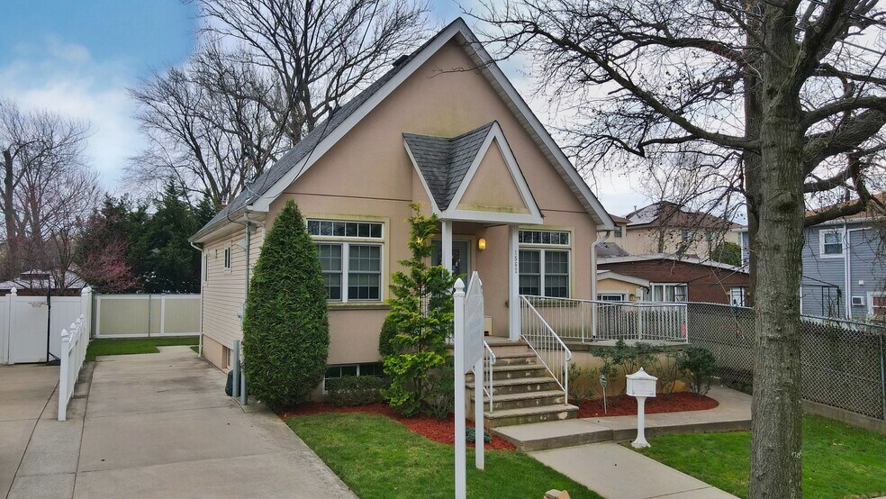 More Photos Of 1562 Drumgoole Rd E, Staten Island Medical For Sale