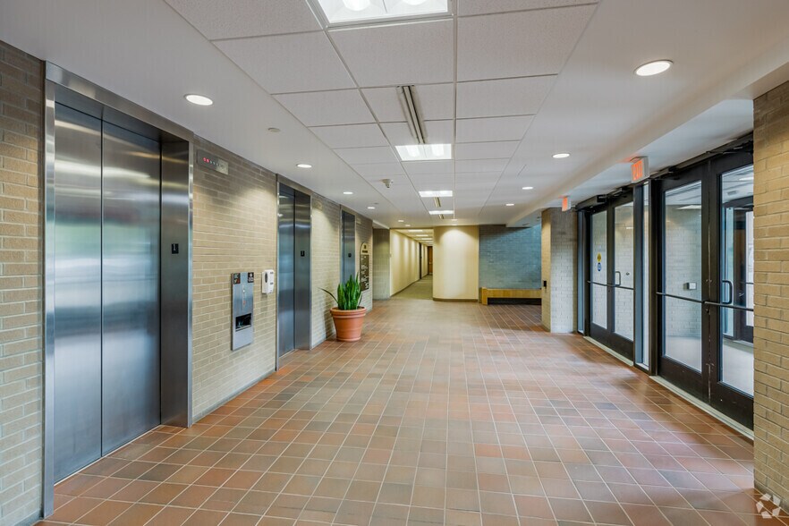 More Photos Of 300 Oxford Dr, Monroeville Office For Lease