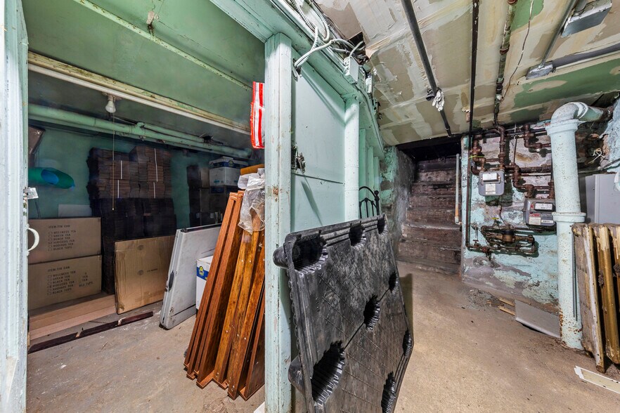 More Photos Of 6930 Myrtle Ave, Glendale General Retail For Sale