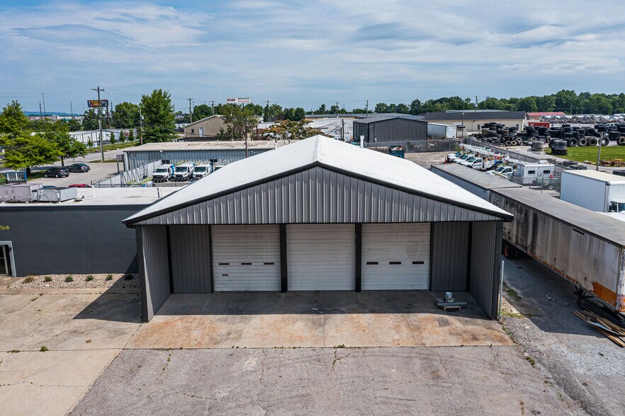 More Photos Of 1301 Fabricon Blvd, Jeffersonville Light Manufacturing For Lease