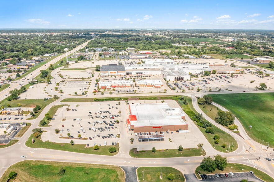 More Photos Of 2206 Barnes Blvd, Rockford Supermarket For Sale