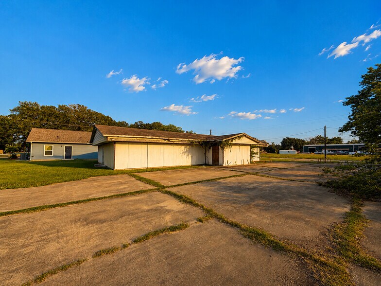 More Photos Of 4206 2nd 1/2 St, Brookshire Office For Sale