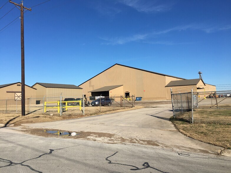 More Photos Of 3800 Deen Rd, Fort Worth Warehouse For Sale