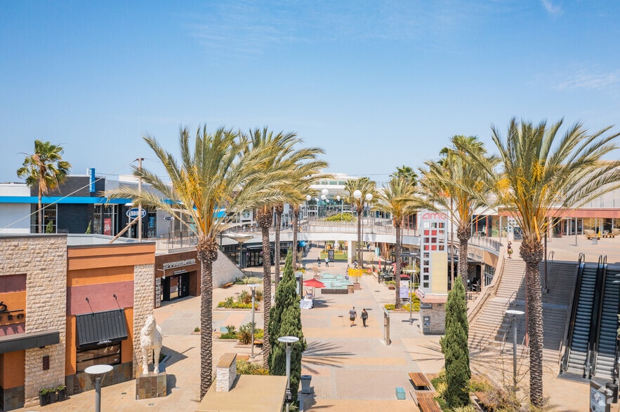 More Photos Of 21712 Hawthorne Blvd, Torrance General Retail For Lease