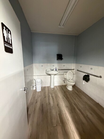 More Photos Of 321 E Michigan St, Orlando General Retail For Lease