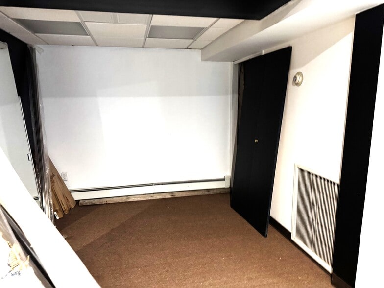 More Photos Of 653-659 Old Country Rd, Westbury Unknown For Lease