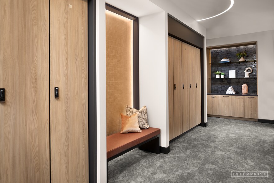 More Photos Of 5950 Sherry Ln, Dallas Office For Lease