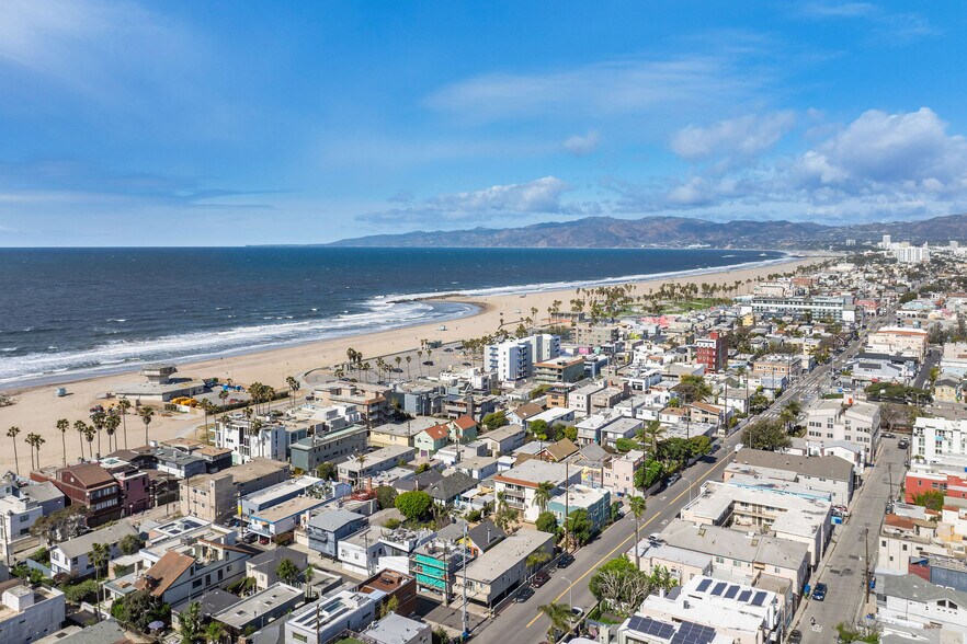 More Photos Of 40 24th pl, Venice Multifamily For Sale