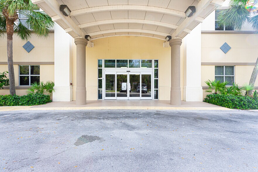 More Photos Of 12959 Palms West Dr, Loxahatchee Medical For Sale