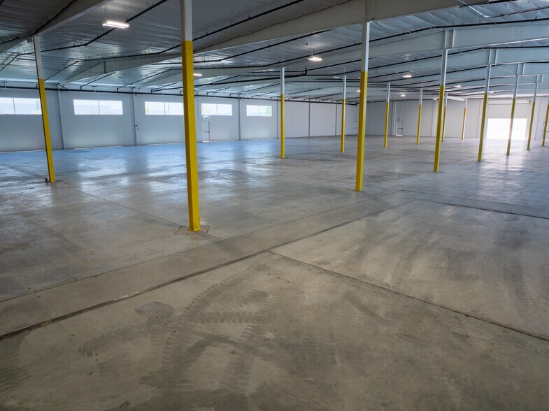 More Photos Of 620 E Dyer Rd, Santa Ana Warehouse For Lease