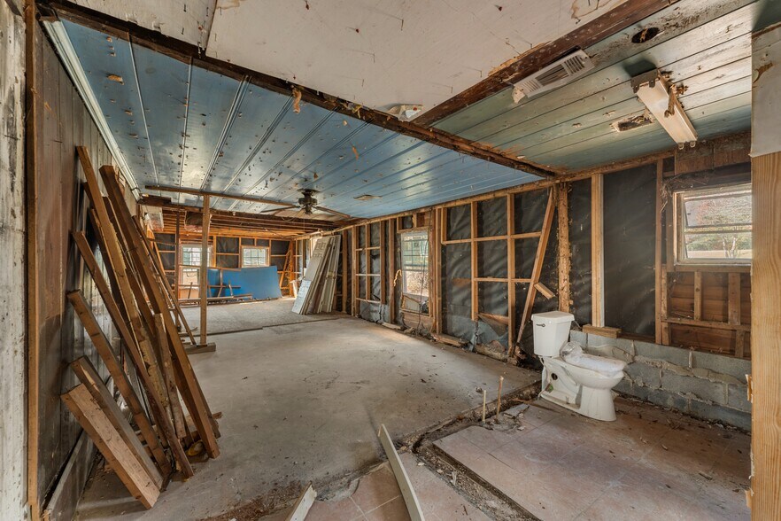 More Photos Of 7736 Westpoint Rd, West Point Freestanding For Sale