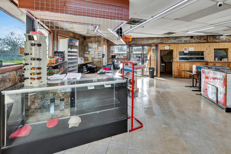 More Photos Of 1100 W US Highway 59 Feeder, Ganado Convenience Store For Sale