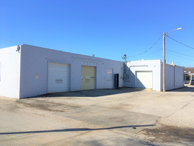 More Photos Of 5805-5809 Merriam Dr, Merriam Showroom For Lease