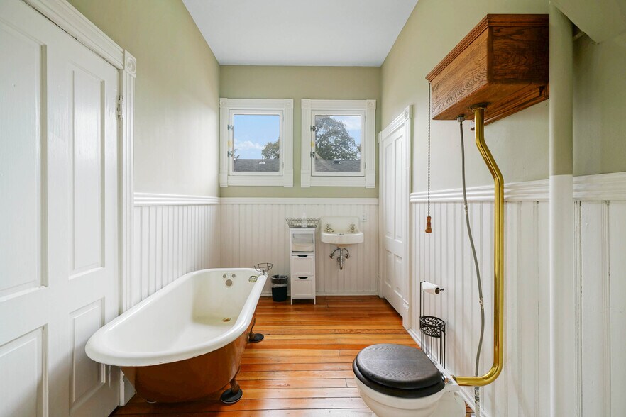 More Photos Of 901 13th St SE, Salem Office For Sale