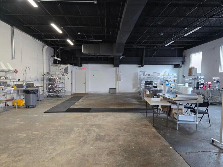 More Photos Of 8030 N Lawndale Ave, Skokie Warehouse For Sale